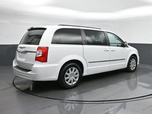 Used 2014 Chrysler Town & Country Touring image 7