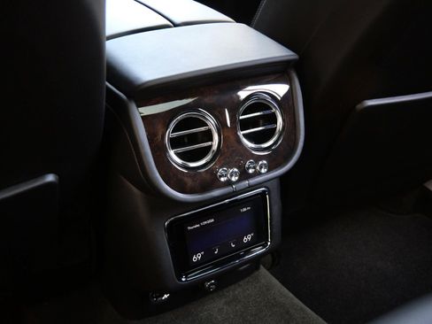 Used 2022 Bentley Bentayga image 23