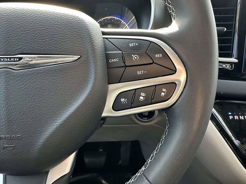 Used 2024 Chrysler Pacifica Touring-L image 16