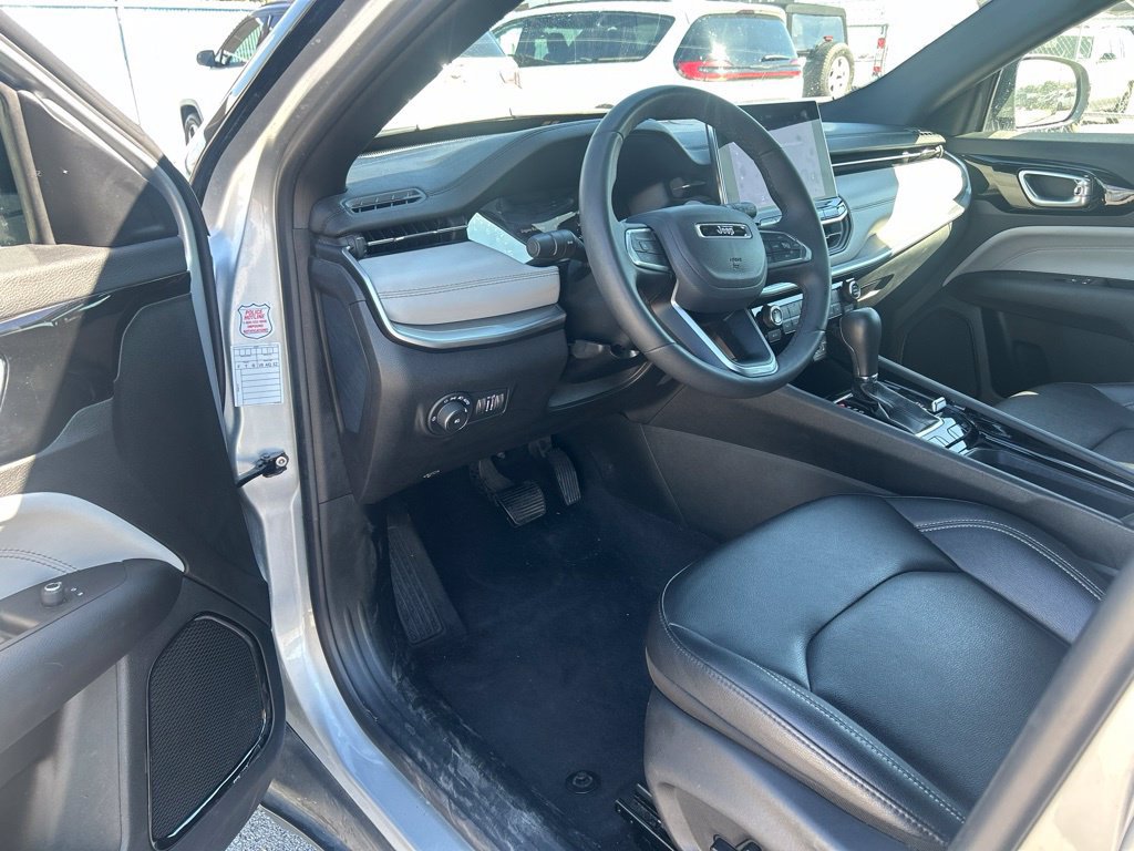 Used 2025 Jeep Compass Limited AWD/4WD image 13
