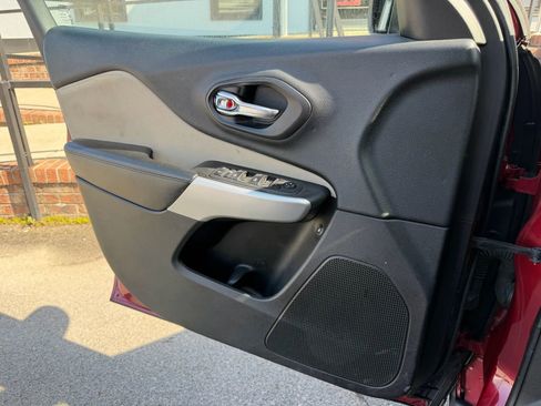 Used 2017 Jeep Cherokee Sport image 26