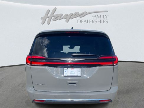 Certified 2025 Chrysler Pacifica Select image 4