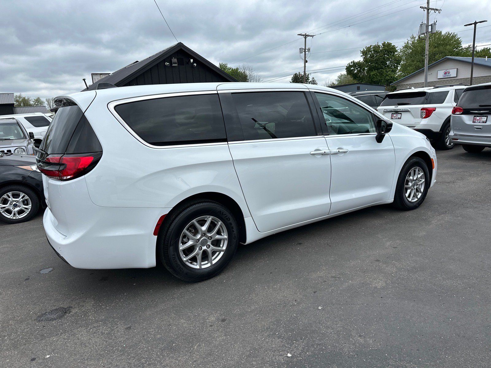 Used 2024 Chrysler Pacifica Touring-L FWD image 2