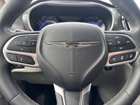 Used 2023 Chrysler Pacifica Touring-L FWD image 30