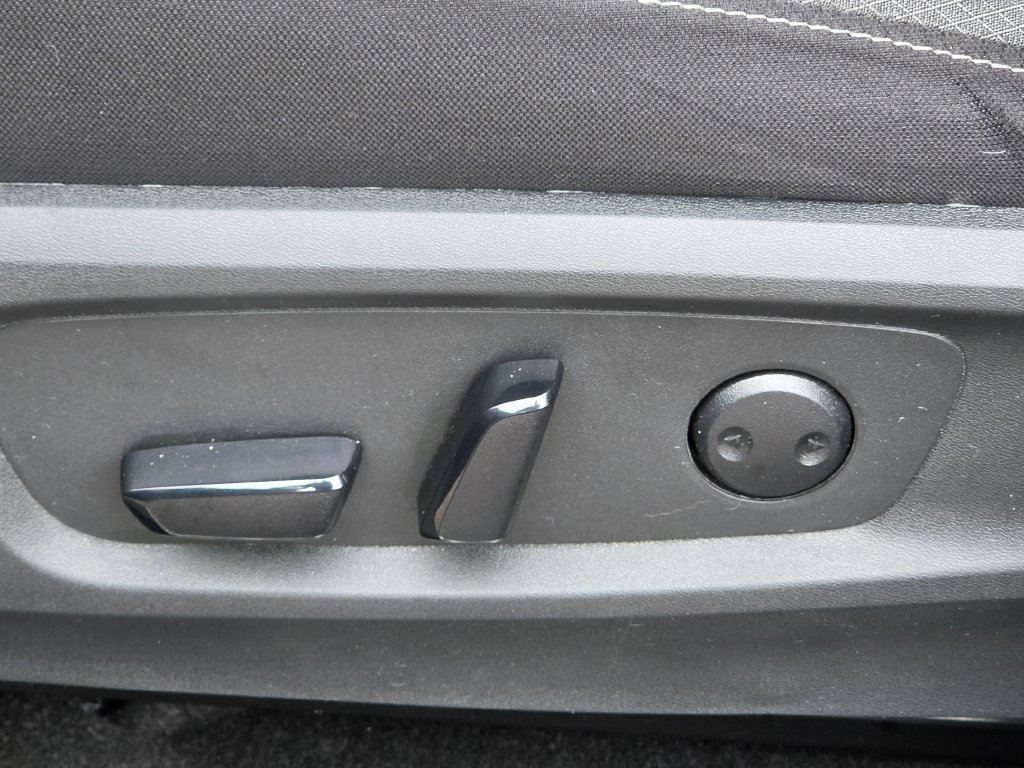 Used 2025 Nissan Pathfinder SV AWD/4WD image 16