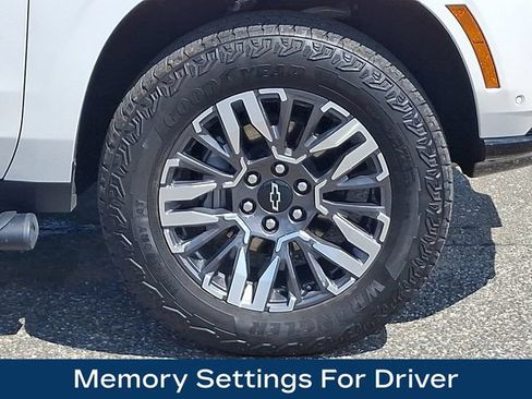 Used 2025 Chevrolet Suburban Z71 AWD/4WD image 28