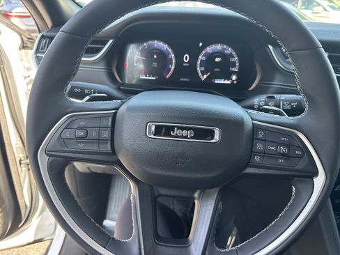 Used 2024 Jeep Grand Cherokee Altitude image 27