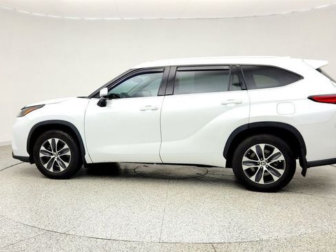 Used 2022 Toyota Highlander XLE AWD/4WD image 8