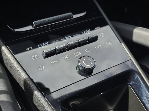 Used 2025 Porsche Cayenne image 32