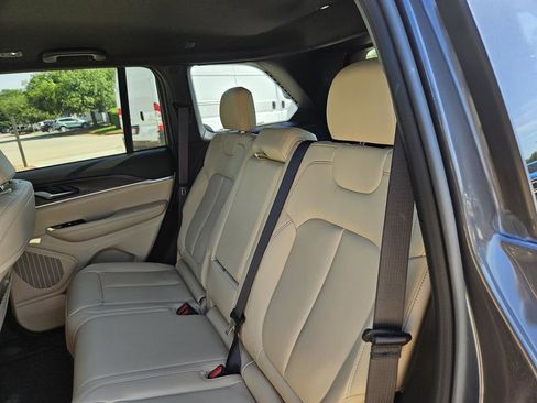 Used 2025 Jeep Grand Cherokee Limited RWD image 33