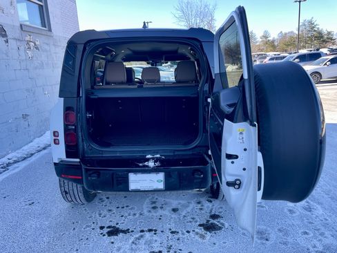 Used 2025 Land Rover Defender 110 X-Dynamic SE image 36