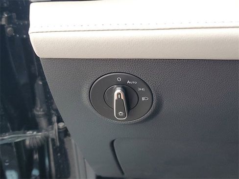 New 2026 Volkswagen Taos SE image 28