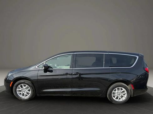 Used 2022 Chrysler Voyager LX FWD image 8