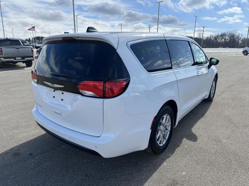 Used 2026 Chrysler Voyager LX FWD image 8