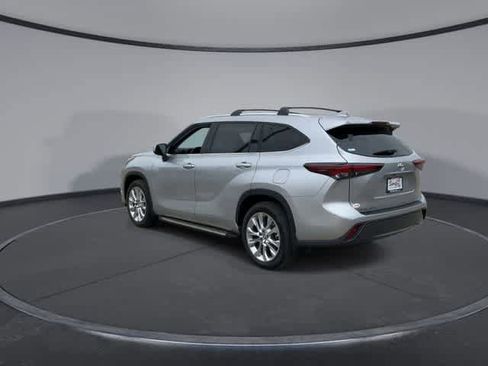 Used 2024 Toyota Highlander Limited AWD/4WD image 6