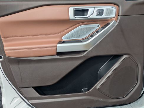 Used 2022 Ford Explorer King Ranch w/ Premium Technology Package image 9