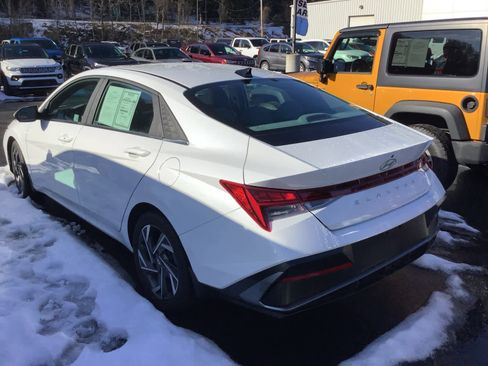 Used 2024 Hyundai Elantra SEL w/ Convenience Package image 3