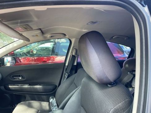 Used 2019 Honda HR-V LX image 9