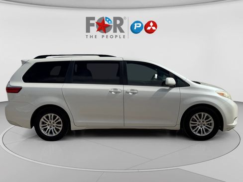 Used 2017 Toyota Sienna XLE Premium image 6
