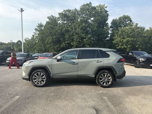 Used 2022 Toyota RAV4 XLE Premium AWD/4WD image 5