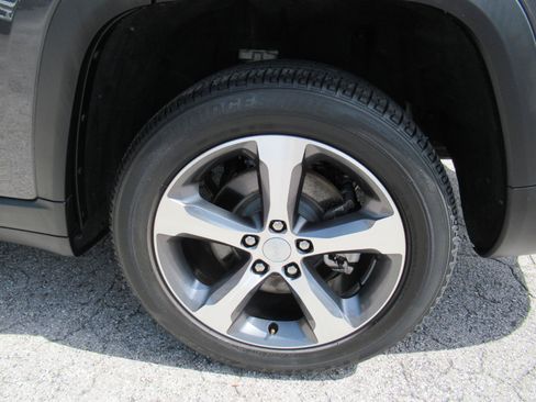 Used 2023 Jeep Grand Cherokee L Limited w/ Luxury Tech Group II RWD image 9