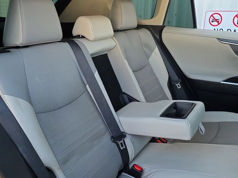 Used 2022 Toyota RAV4 Limited image 32
