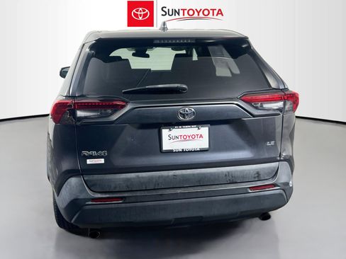 Used 2022 Toyota RAV4 LE FWD image 5