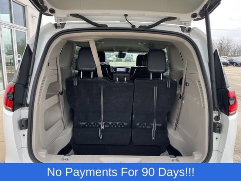 Used 2023 Chrysler Pacifica Touring-L FWD image 15