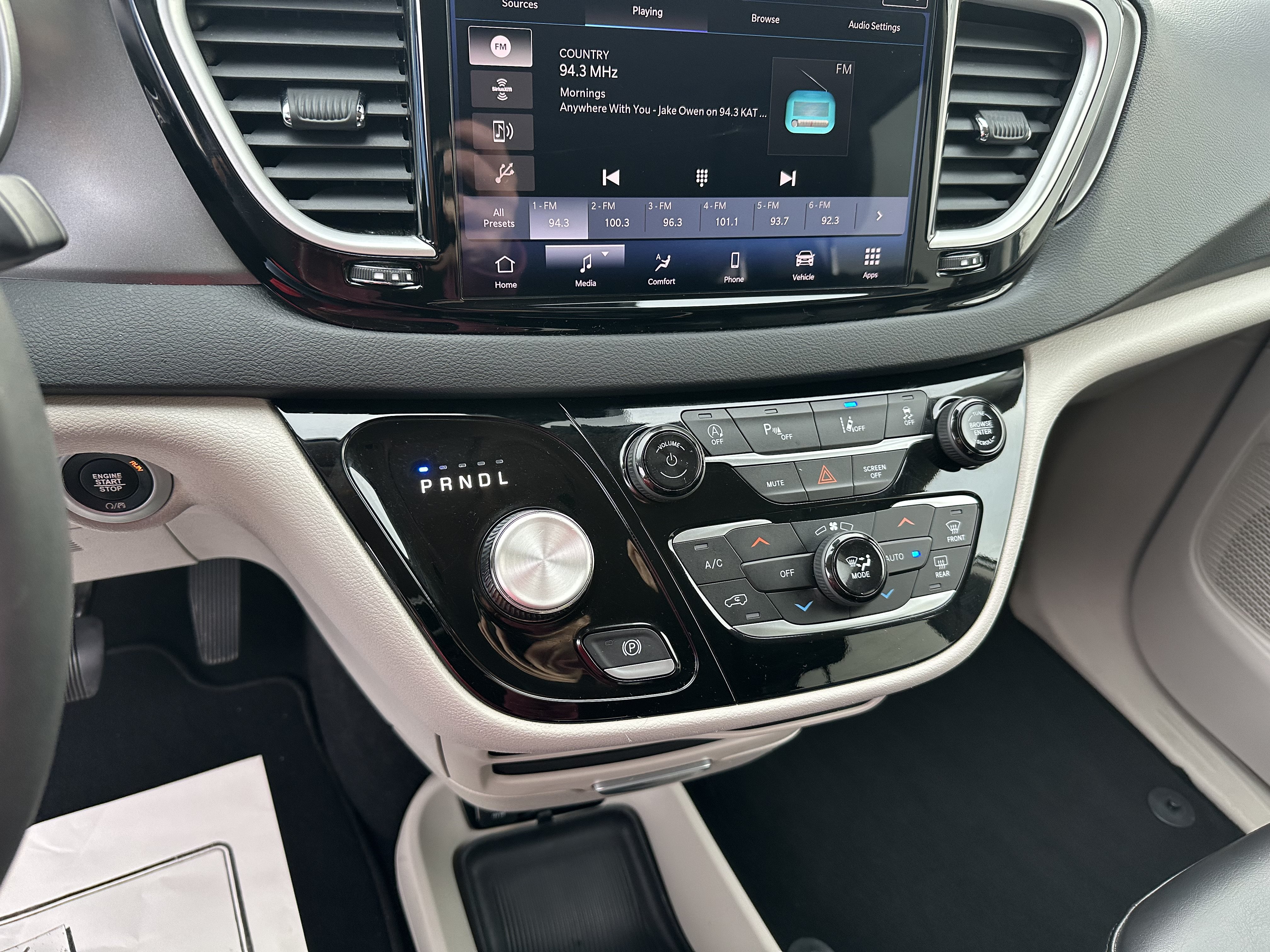 Used 2023 Chrysler Pacifica Touring-L FWD image 12