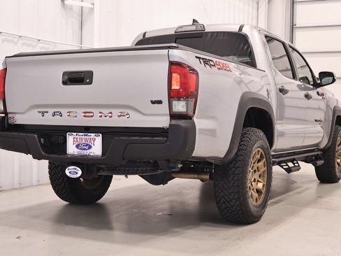 Used 2019 Toyota Tacoma TRD Off-Road AWD/4WD image 10