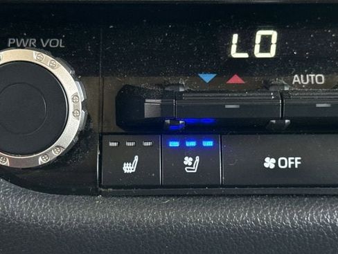 Used 2022 Toyota Tundra Limited w/ Power Package AWD/4WD image 23