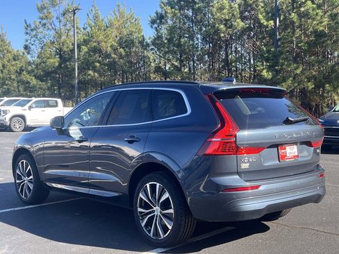 Used 2022 Volvo XC60 B5 Momentum w/ Advanced Package image 2