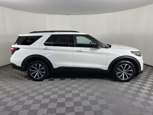 Used 2025 Ford Explorer ST-Line AWD/4WD image 6