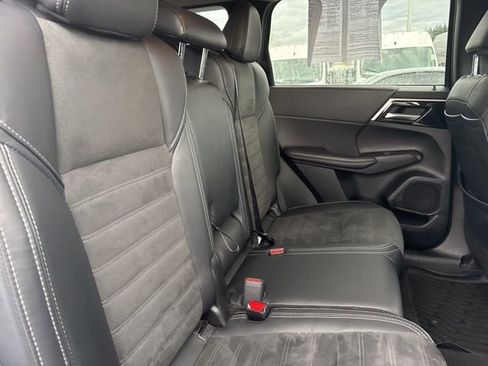 Used 2024 Mitsubishi Outlander SE image 17