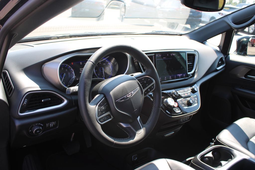 Used 2025 Chrysler Pacifica Select FWD image 23