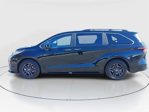 Used 2024 Toyota Sienna XSE image 8
