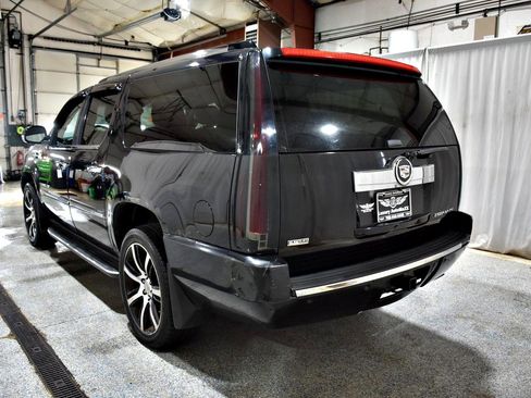 Used 2011 Cadillac Escalade ESV Luxury image 4