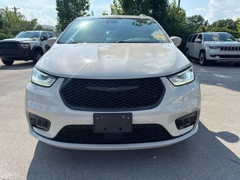 Used 2021 Chrysler Pacifica Touring-L w/ S Appearance Package AWD/4WD image 2