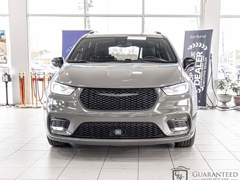 Used 2025 Chrysler Pacifica Limited FWD image 2