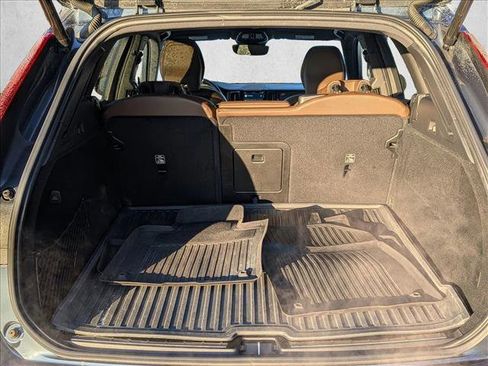 Used 2022 Volvo XC60 B5 Momentum w/ Advanced Package image 6