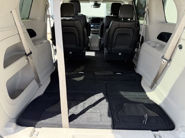 Used 2023 Chrysler Pacifica Touring-L FWD image 18