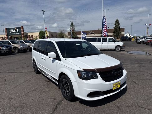 Used 2017 Dodge Grand Caravan SE FWD image 4