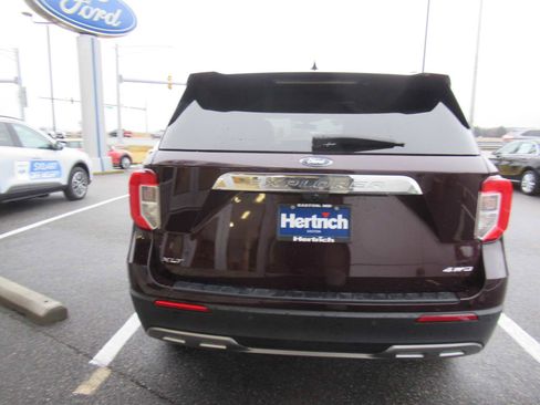 Used 2022 Ford Explorer XLT w/ Equipment Group 202A image 6