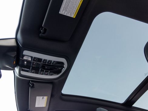 Certified 2025 Porsche Macan image 26