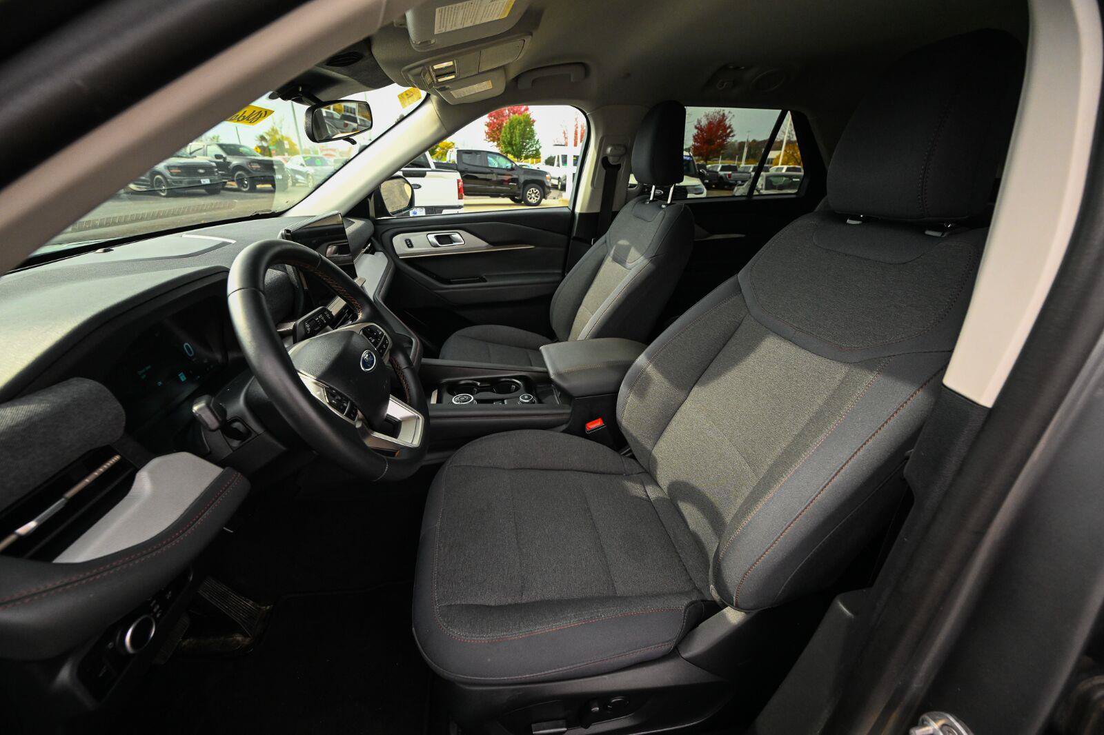 Used 2025 Ford Explorer Active AWD/4WD image 19