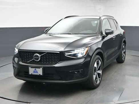 Used 2025 Volvo XC40 B5 Plus AWD/4WD image 3