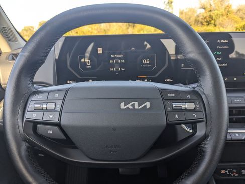 Used 2025 Kia K4 EX image 31