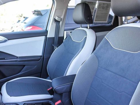 Used 2025 Volkswagen Taos SE image 18