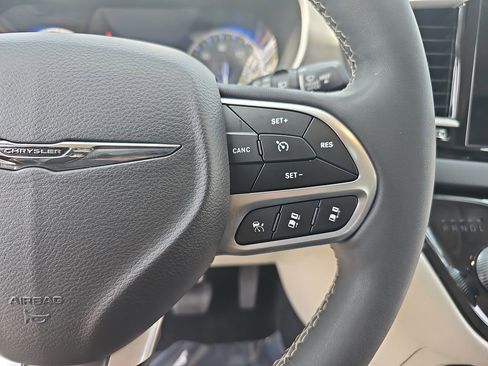 Certified 2022 Chrysler Pacifica Touring-L FWD image 19