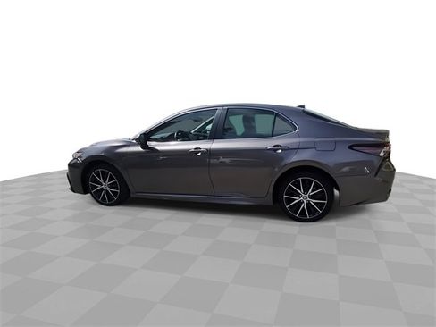Used 2022 Toyota Camry SE image 6